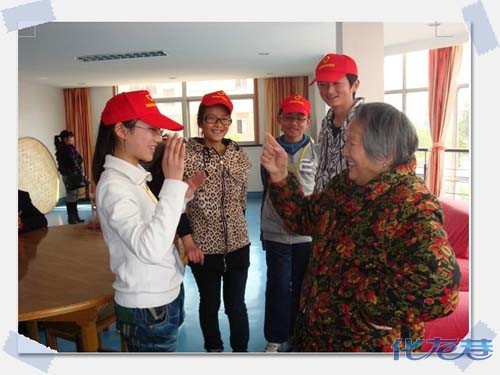 湖塘实验中学小红帽走进夕阳红敬老院送温暖