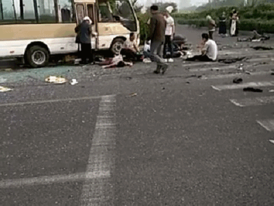 东台一轿车撞翻灵车,为父亲送葬的她们被甩出车外,当场死亡!