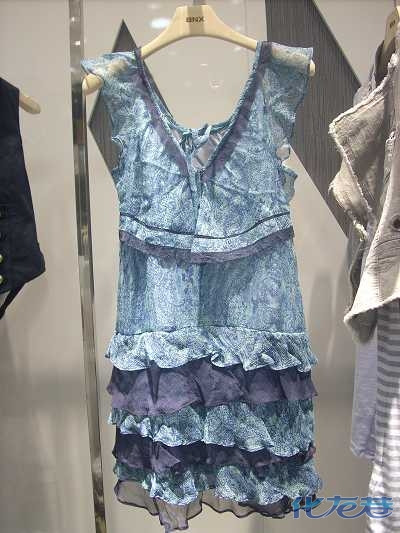 嘻嘻,晒晒我们的新进女装,那个青春那个美哟!大