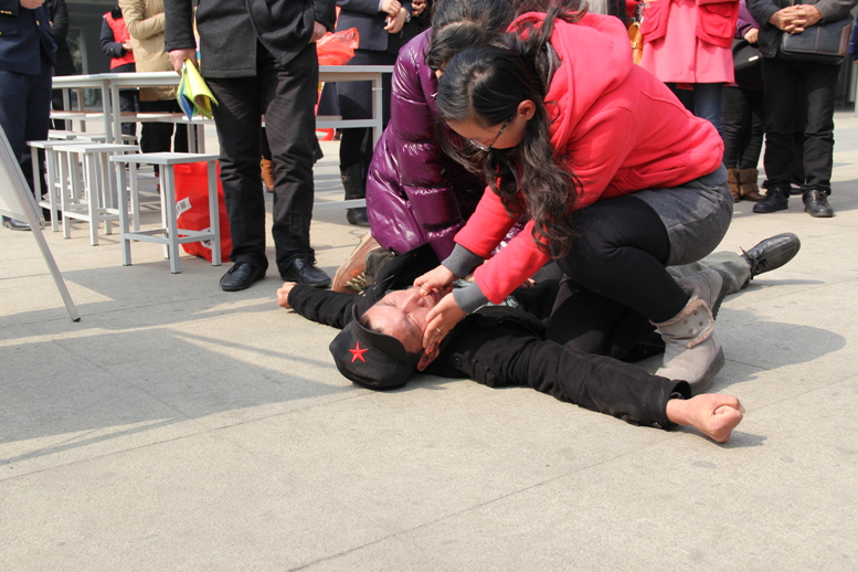 情况紧急 客运广场路人突然晕厥 志愿者伸出援