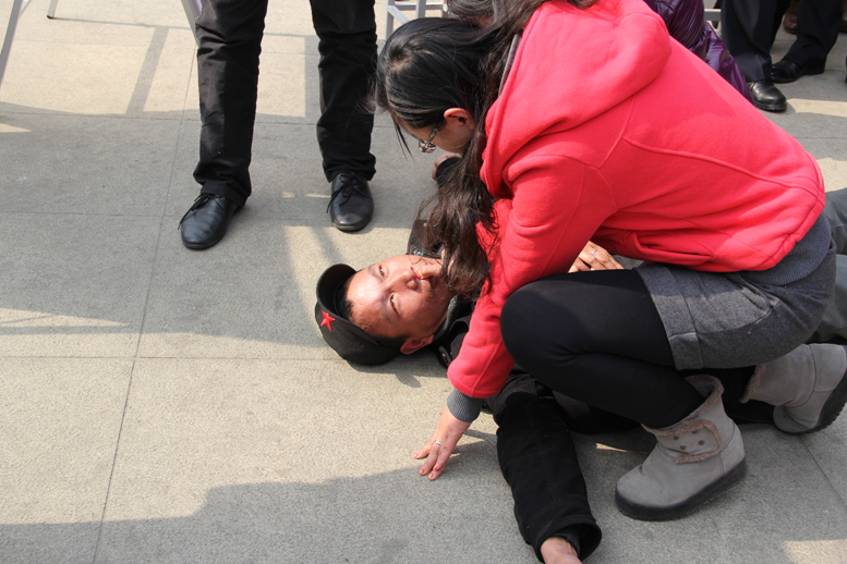 情况紧急 客运广场路人突然晕厥 志愿者伸出援