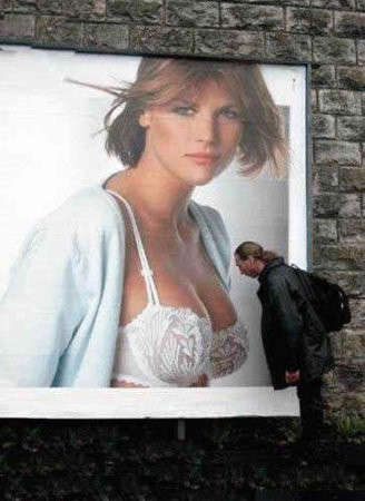 参加<em>高考</em>为防作弊<em>不能穿胸罩</em>?女生们要真空上