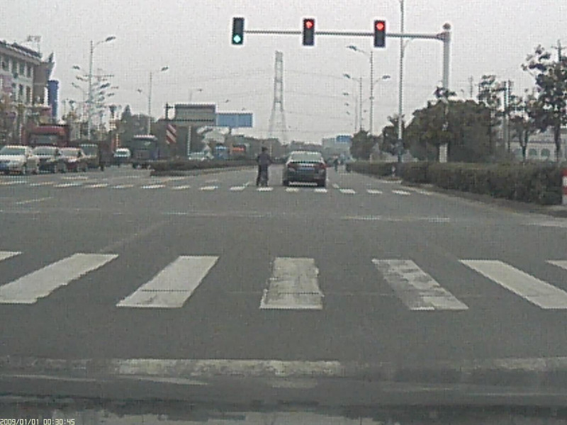 你就这样急吗?没有探头你就闯红灯!小心点!我