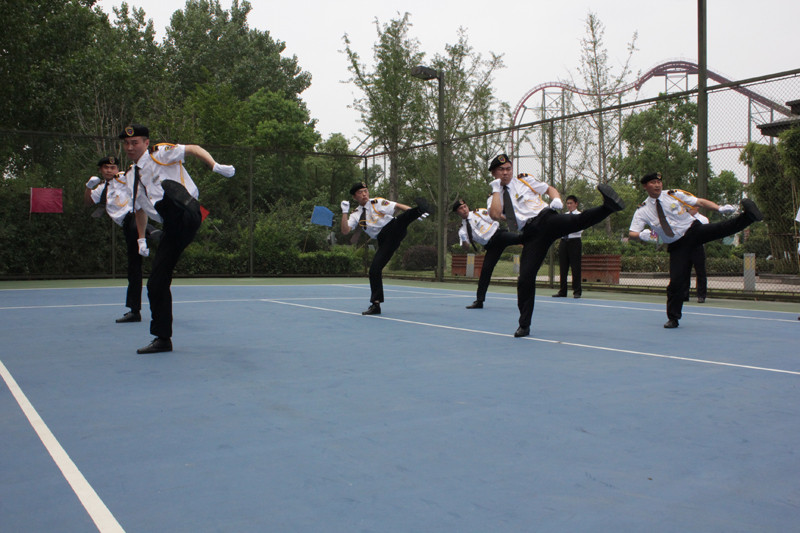 我家小区里的保安个个都是帅哥啊,精神头十足