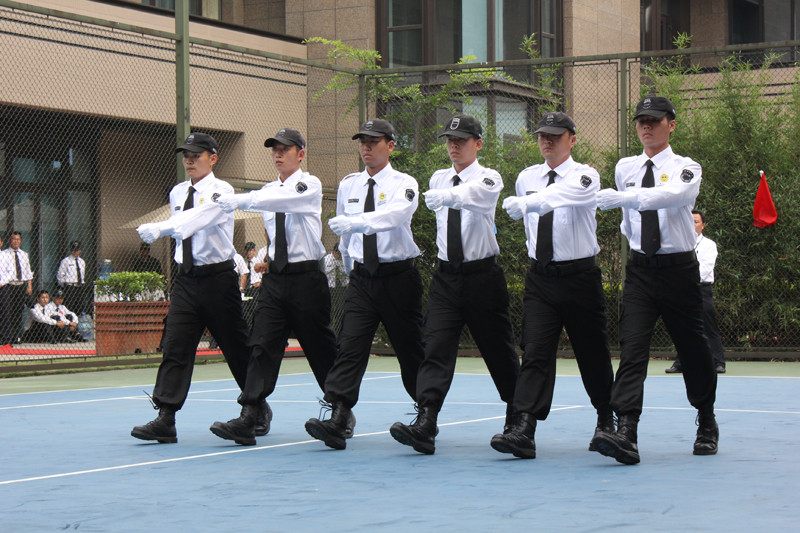 我家小区里的保安个个都是帅哥啊,精神头十足