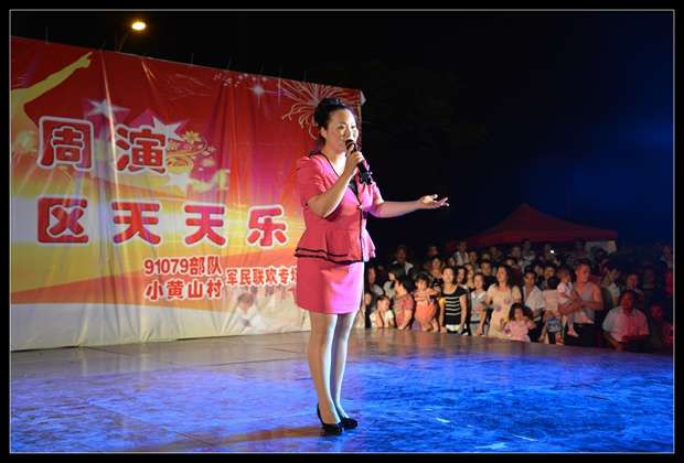 活动现场 葫芦丝演奏《美丽的金孔雀》 这宝宝的妈妈很是敬业,赞