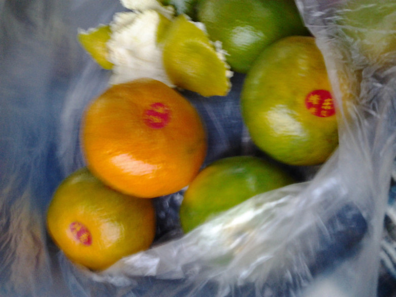 下班前去买的水果,有点吓着了,8个桔子20元钱