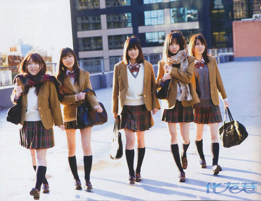 <em>日本女生</em>寒冬穿超短裙,裸腿秀身材。在冰雪严