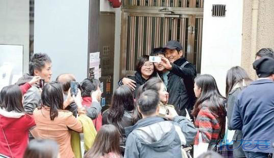 周润发街头遭围攻,粉丝冲上车拍照。最高峰2
