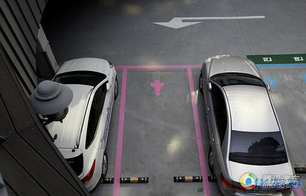 韩国首尔推出粉色标志女性专用停车位。|龙城