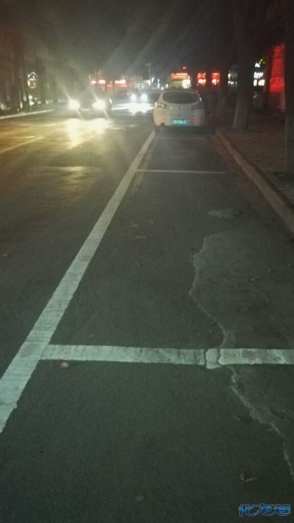 试问一下,横山桥的交警,我们的车应该停哪里去