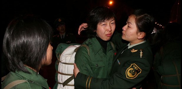 武警退伍<em>女兵</em>的微笑与眼泪,踏上<em>返乡</em>之路|龙城