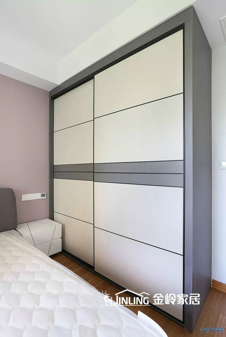 柜门线条设计与床头硬包造型不期而遇,呈现极强的立体感.