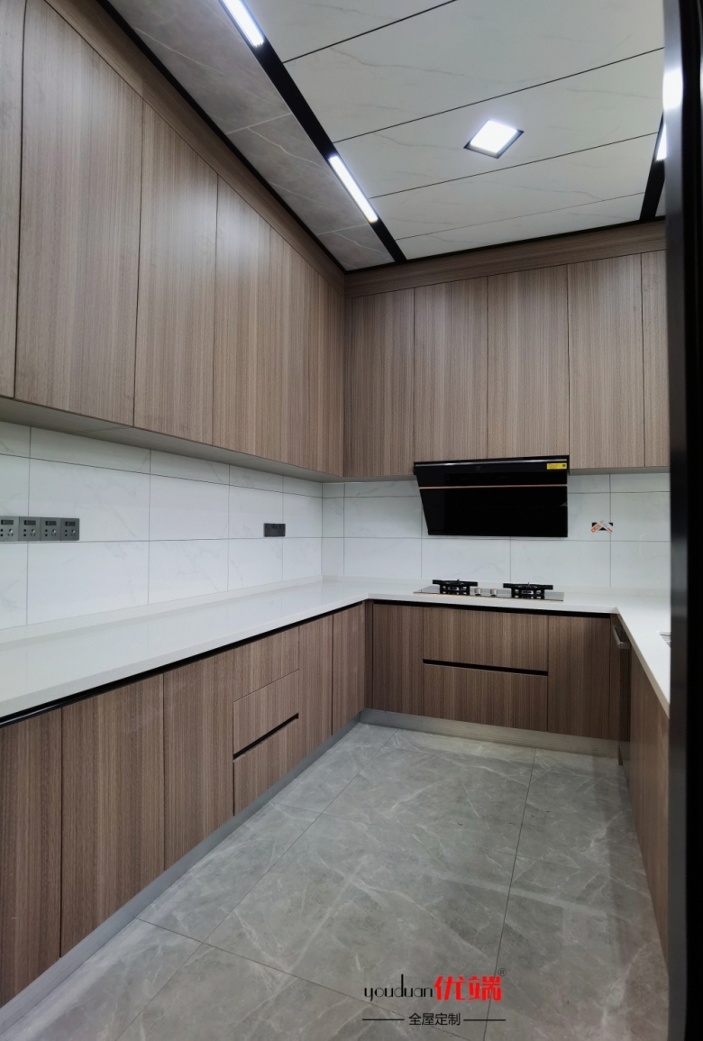 秩序美更加凸显搭配玻璃门,瞬间现代化柜门采用进口双饰面门板 实木